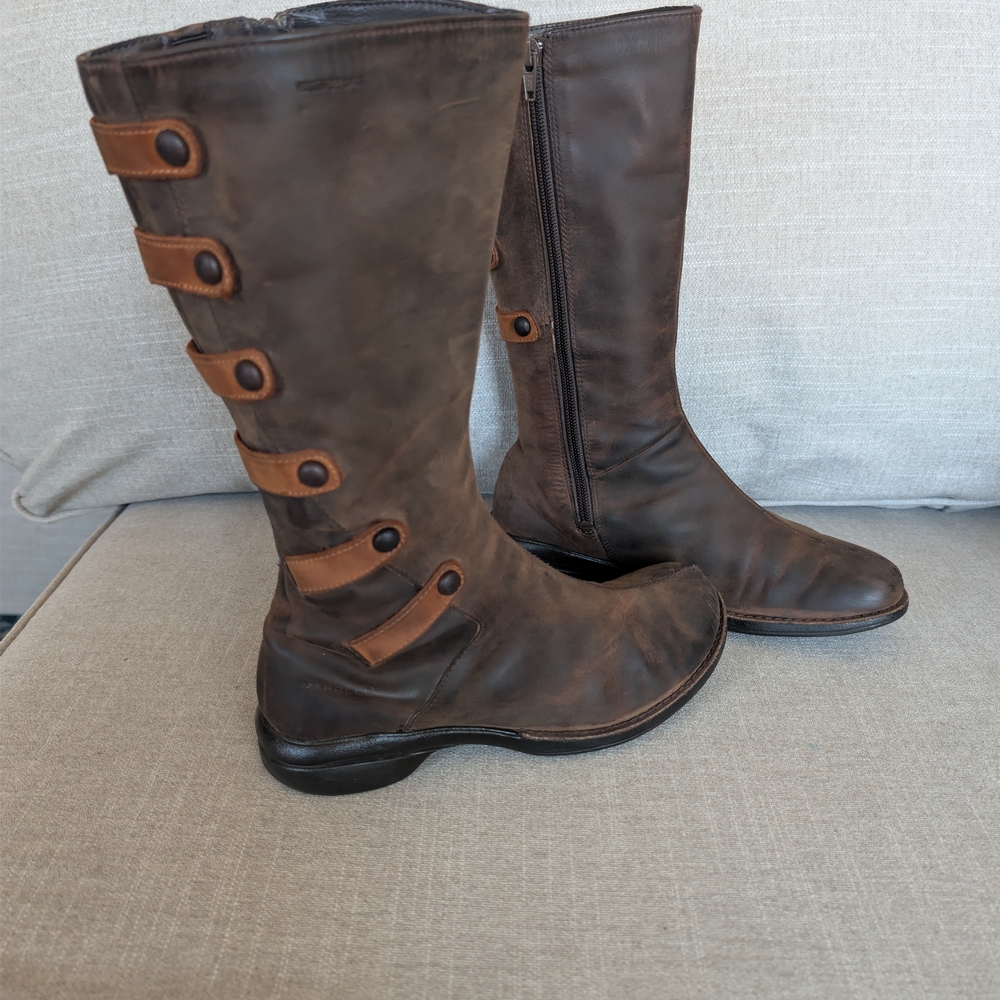 Stylish Brown Heeled Boots with Button Accents